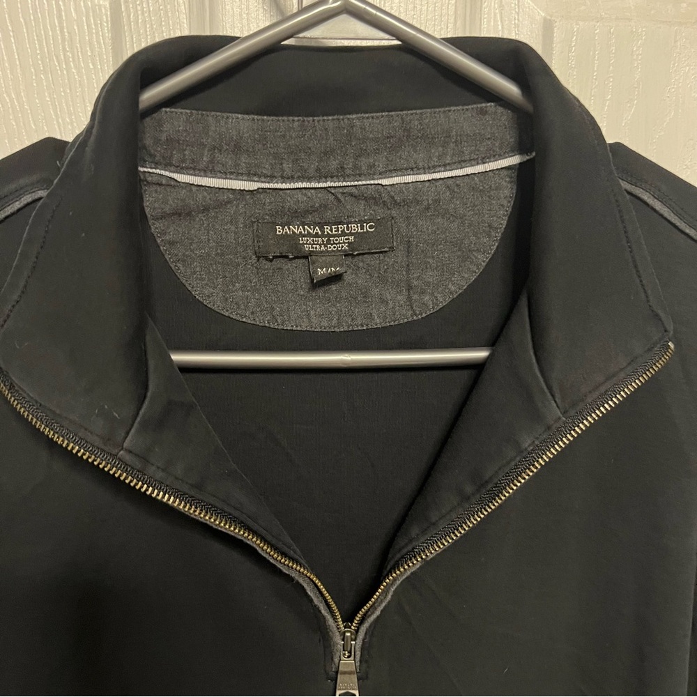 5/$100 Banana Republic black light sweater